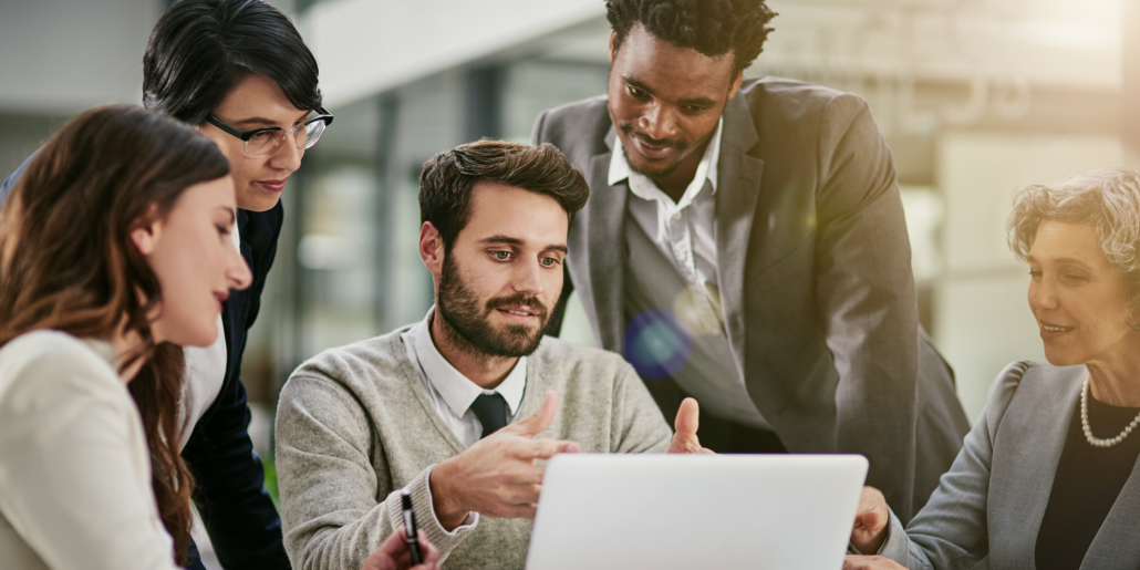 Agentes motivas trabajando en equipo